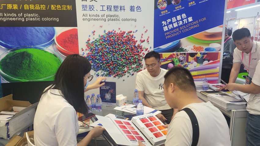 展會(huì)現(xiàn)場(chǎng)我們的工作人員與客戶細(xì)心交流